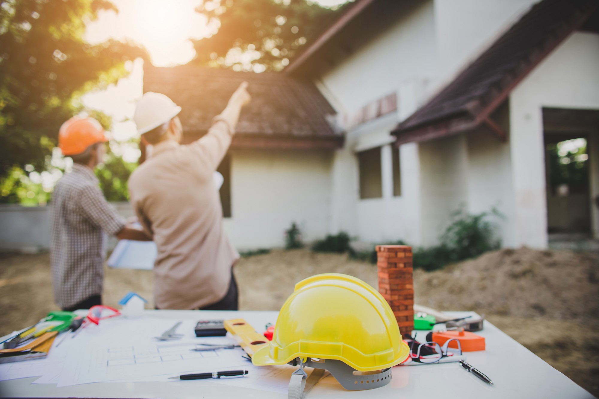 die gesamten Tischlereiprodukte für sein Bauprojekt kaufen: Fenster, Türen, Garagentore, Rollläden.